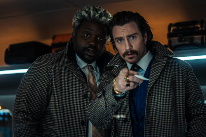 <span class=" italic" data-lab-italic_desktop="italic">Tvillingene «Lemon» (Brian Tyree Henry) og «Tangerin» (Aaron Taylor-Johnson) undrer seg over et økende antall mistenkelig togpassasjerer</span> <span class=" italic" data-lab-italic_desktop="italic">Tvillingene «Lemon» (Brian Tyree Henry) og «Tangerin» (Aaron Taylor-Johnson) undrer seg over et økende antall mistenkelig togpassasjerer</span>