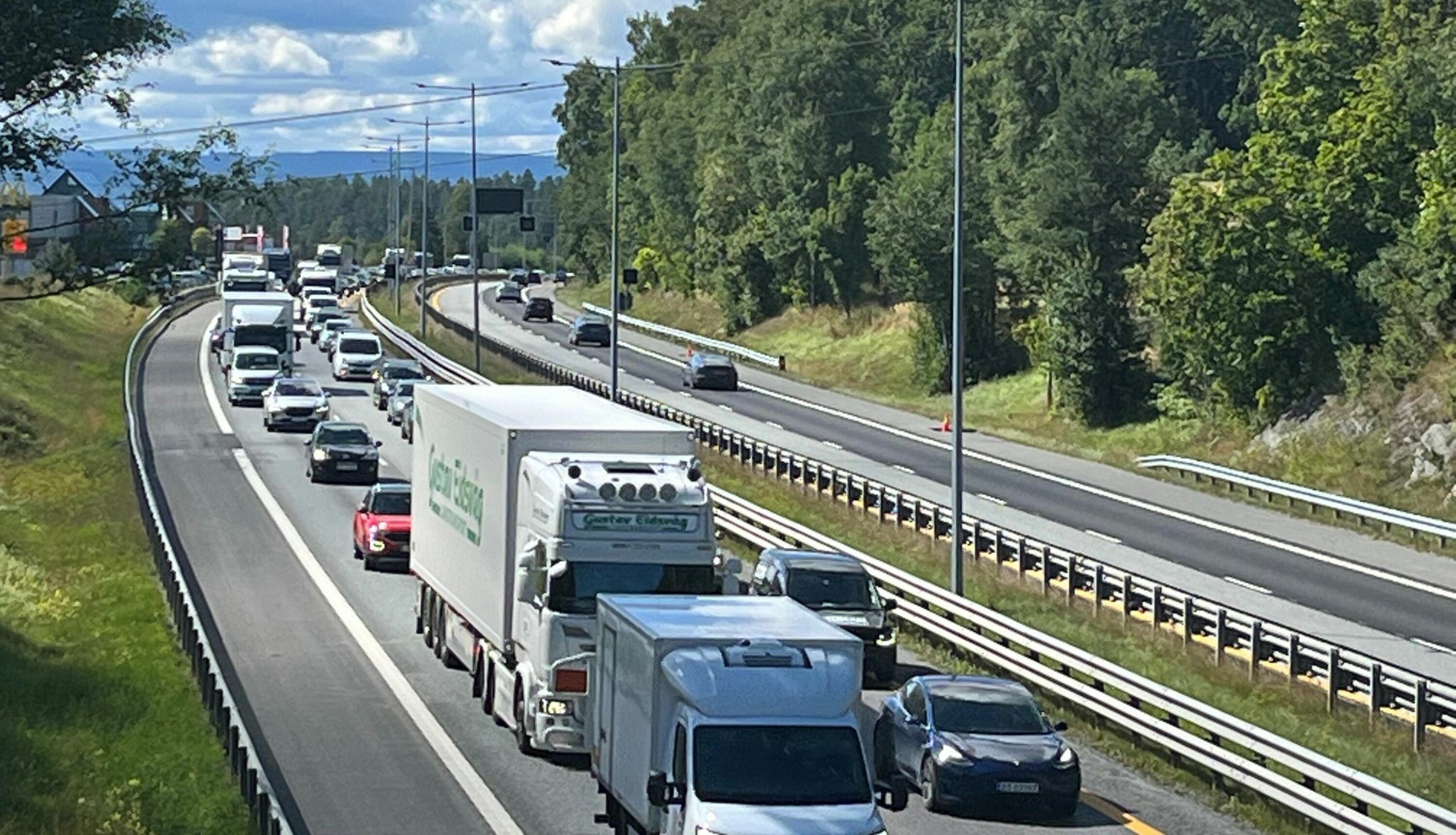 Forårsaket E18-krasj - fikk beslaglagt førerkortet