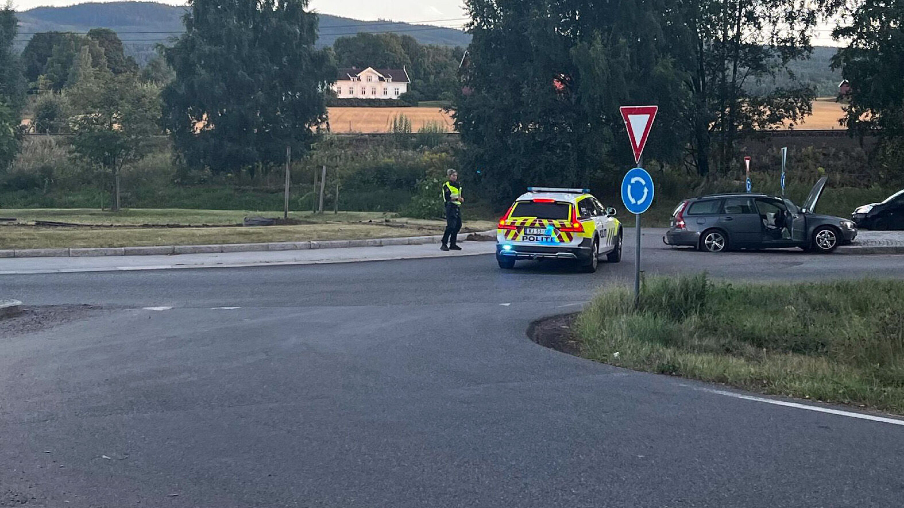 Dundret rett over rundkjøring i fylla og stakk fra stedet