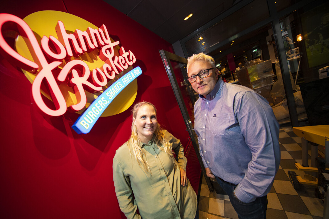 JOHNNY ROCKETS: Den internasjonale kjeden har avdelinger i alle verdenshjørner, og den klassiske amerikanske stilen skal nå fange drammensernes interesse, ifølge daglig leder for drammensavdelingen Magdalena Bark og daglig leder for Johnny Rockets i Norge Jon Erik Kristiansen. JOHNNY ROCKETS: Den internasjonale kjeden har avdelinger i alle verdenshjørner, og den klassiske amerikanske stilen skal nå fange drammensernes interesse, ifølge daglig leder for drammensavdelingen Magdalena Bark og daglig leder for Johnny Rockets i Norge Jon Erik Kristiansen.