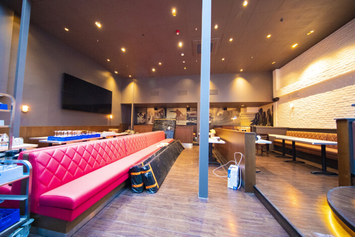 <span class=" italic" data-lab-italic_desktop="italic"><span class=" font-weight-bold" data-lab-font_weight_desktop="font-weight-bold">RESTAURANT:</span> Innredningen er ikke helt i mål, men man får et visst inntrykk. Store skjermer på veggene skal også vise aktuelle programmer.</span> <span class=" italic" data-lab-italic_desktop="italic"><span class=" font-weight-bold" data-lab-font_weight_desktop="font-weight-bold">RESTAURANT:</span> Innredningen er ikke helt i mål, men man får et visst inntrykk. Store skjermer på veggene skal også vise aktuelle programmer.</span>