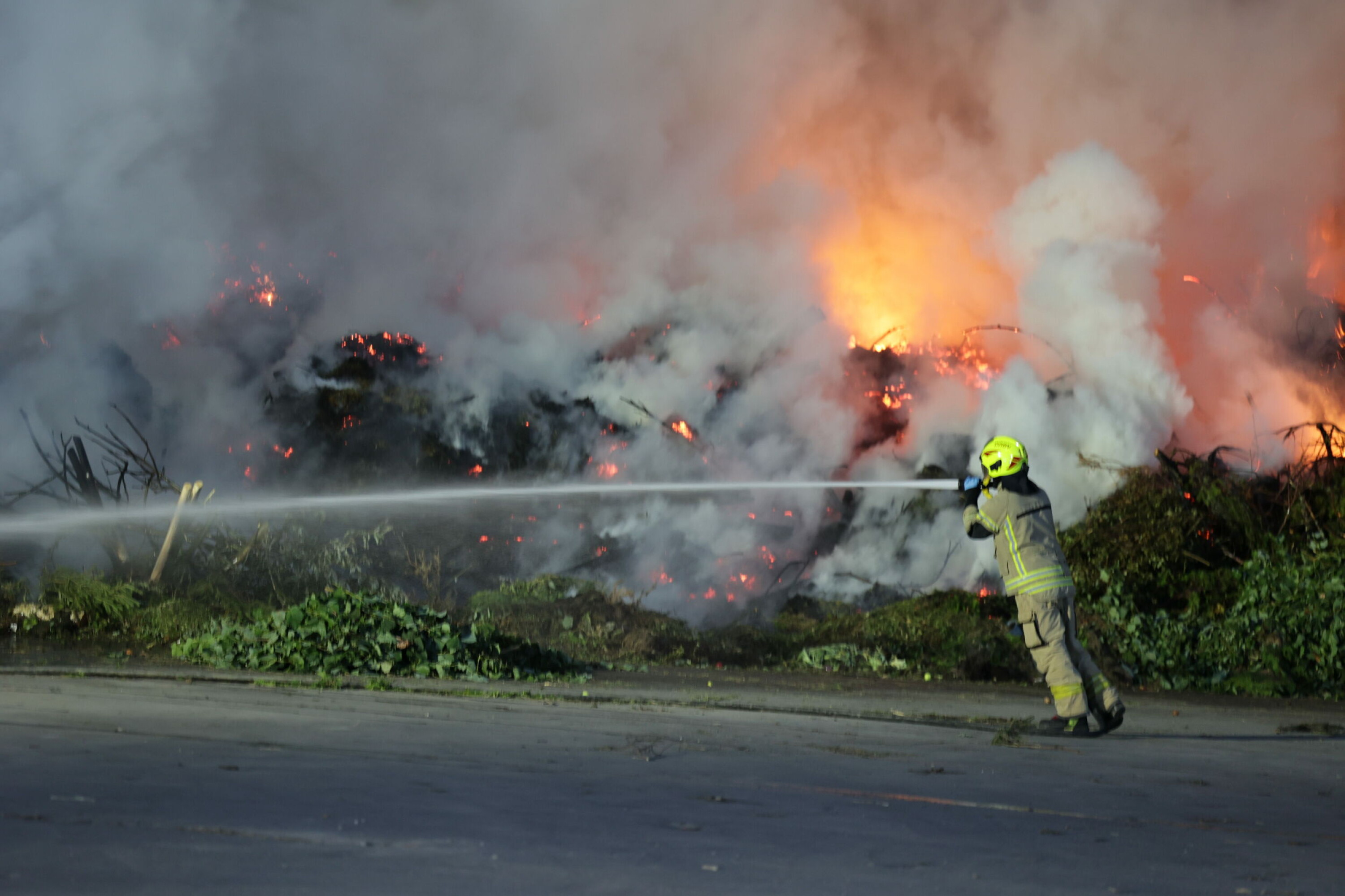 Kraftig brann i avfallsanlegg