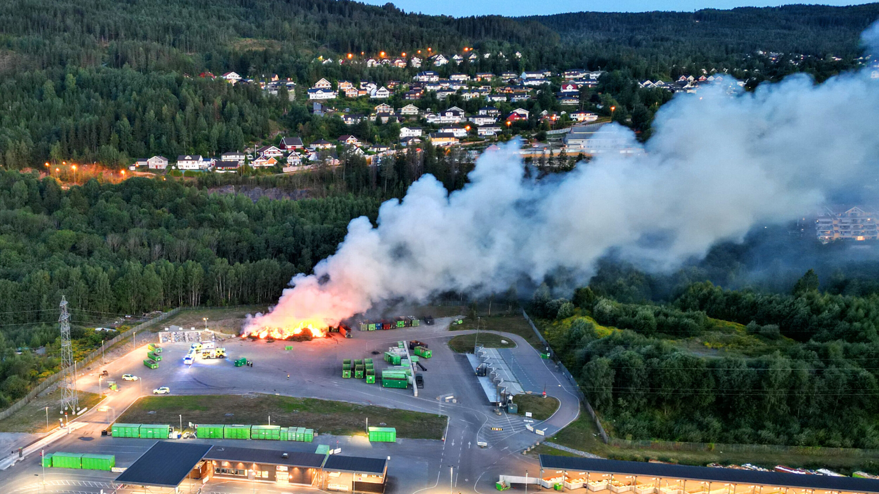 Kraftig brann i avfallsanlegg
