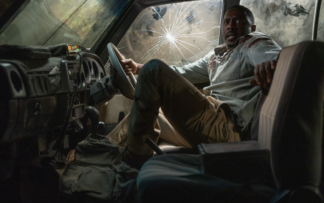 Sør-Afrikaturen til Dr. Nate Samuels (Idris Elba) står ikke helt i stil til de eksotiske forventningene Sør-Afrikaturen til Dr. Nate Samuels (Idris Elba) står ikke helt i stil til de eksotiske forventningene