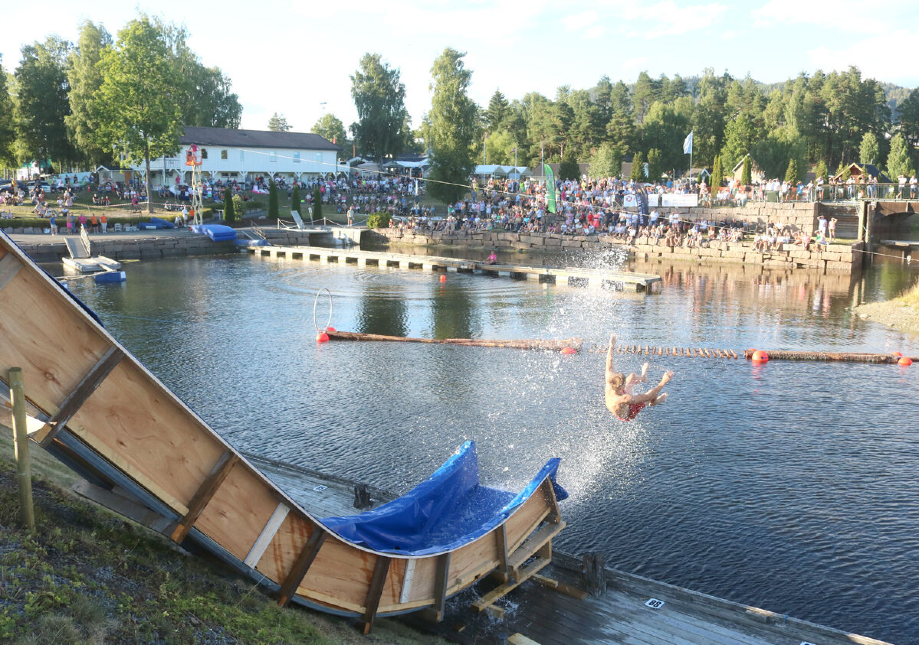 LUFTIGE SVEV: Det var mye publikum på Hokksund Camping denne fredagskvelden og de fleste lagene hadde egne supportergjenger som heiet fram laget sitt.