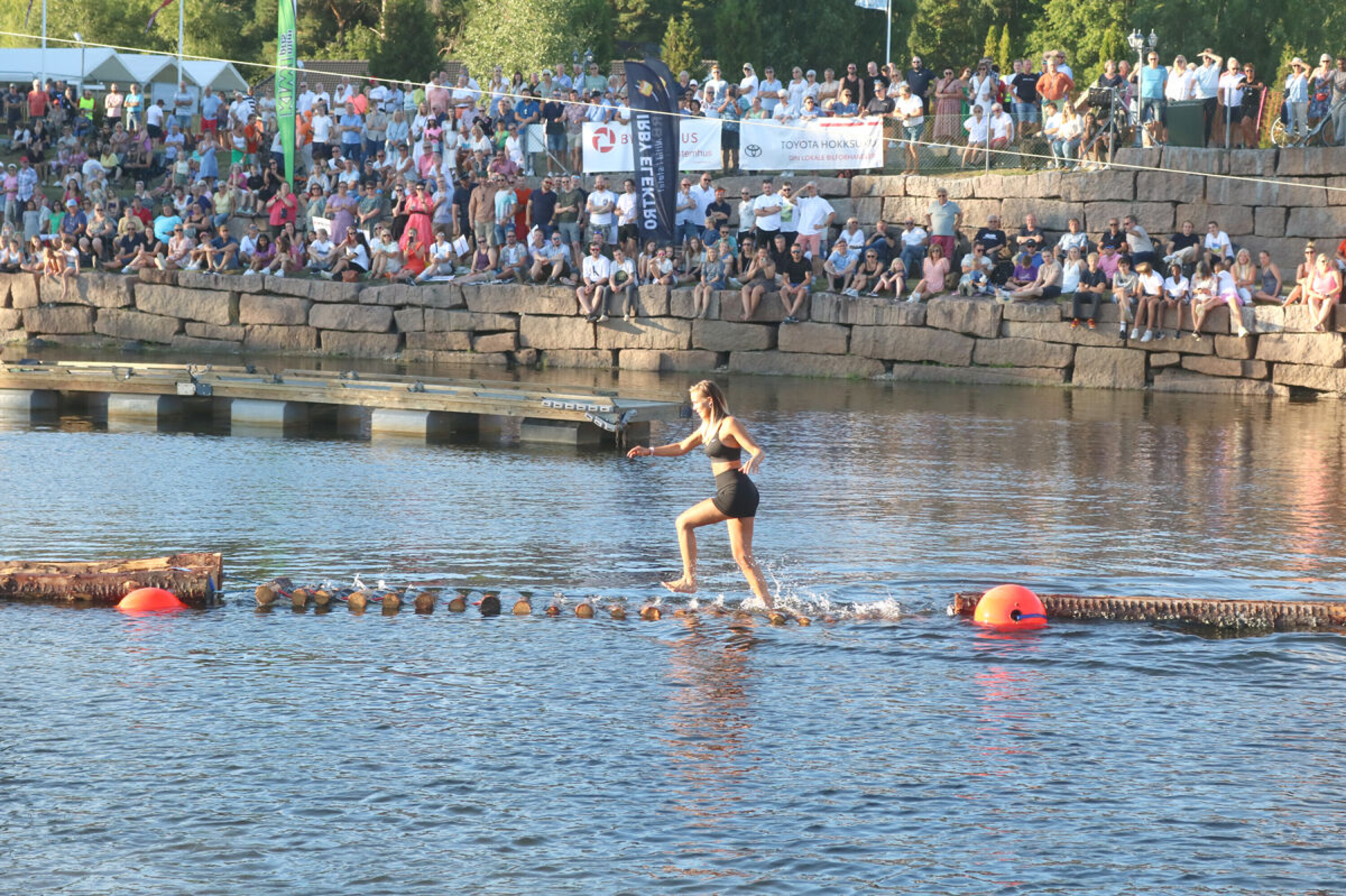 Tømmerlenka ble en utfordring for mange og flere måtte i vannet. Da går klokka fort.