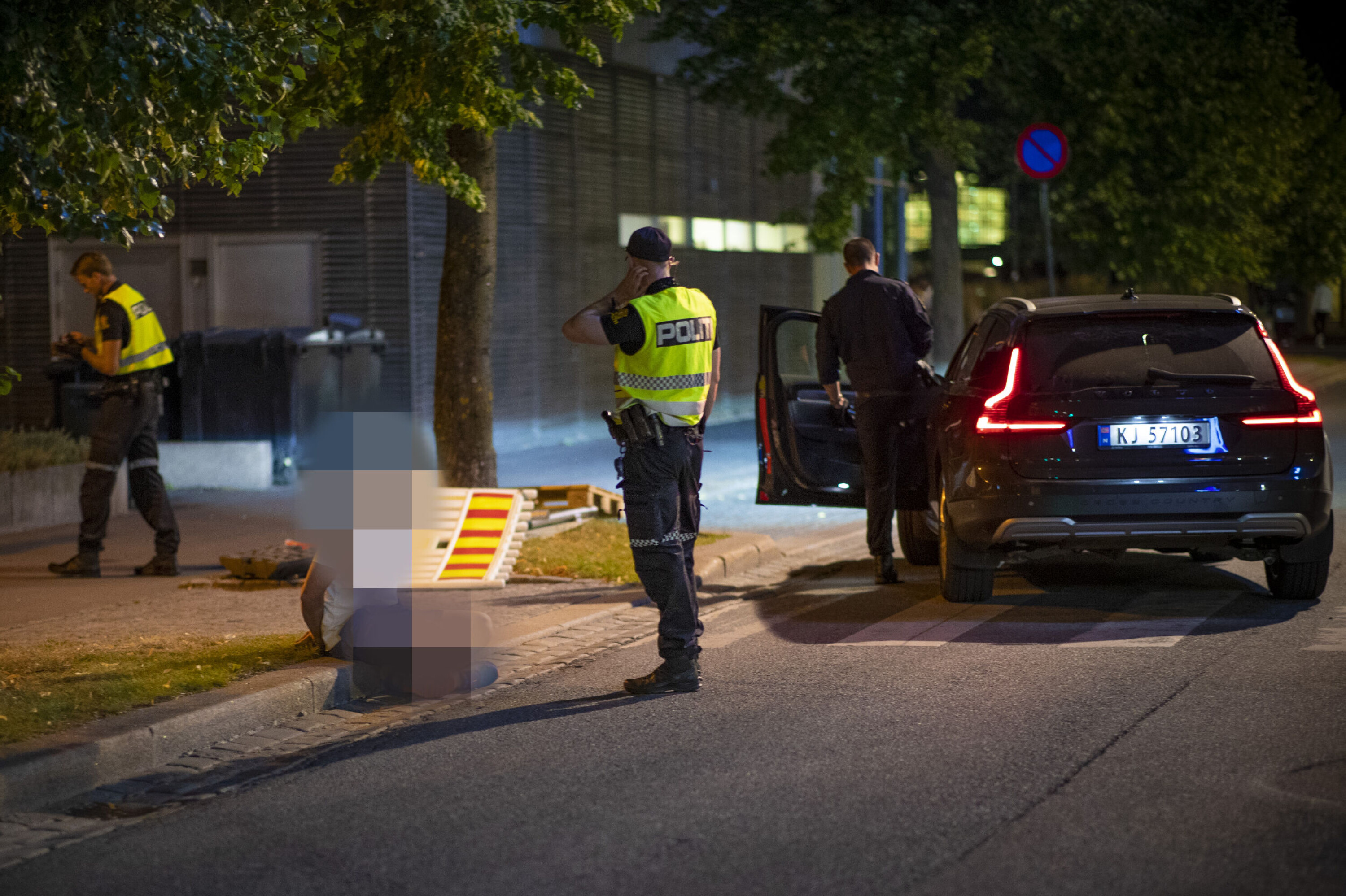 LAGT I JERN: Ung mann etter bråk i Nedre Strandgate.