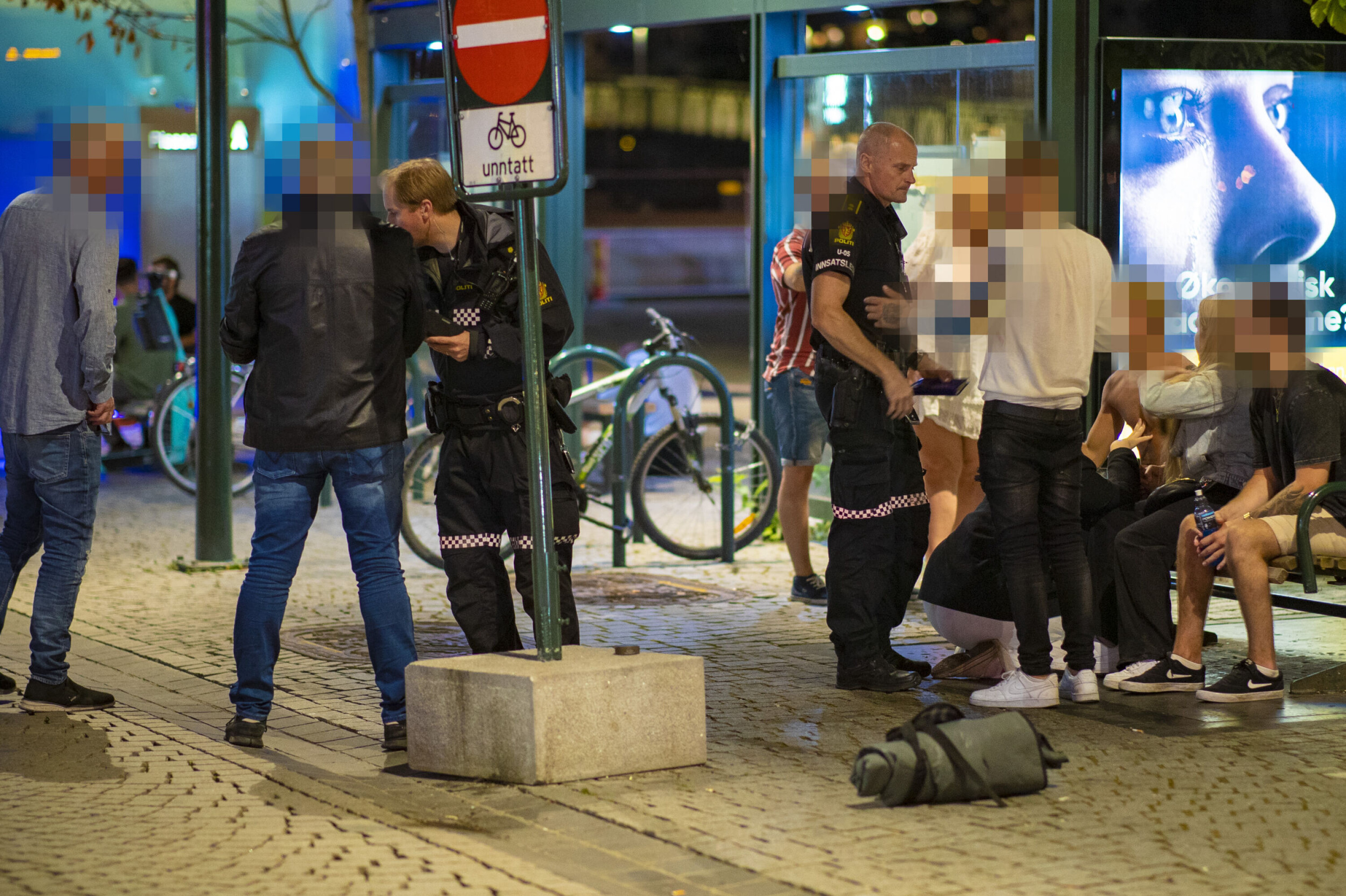 AVHØR OG BEVISSIKRING: Her snakker politiet med involverte og vitner, og har blant annet fått tilgang på video som viser hendelsesforløpet.