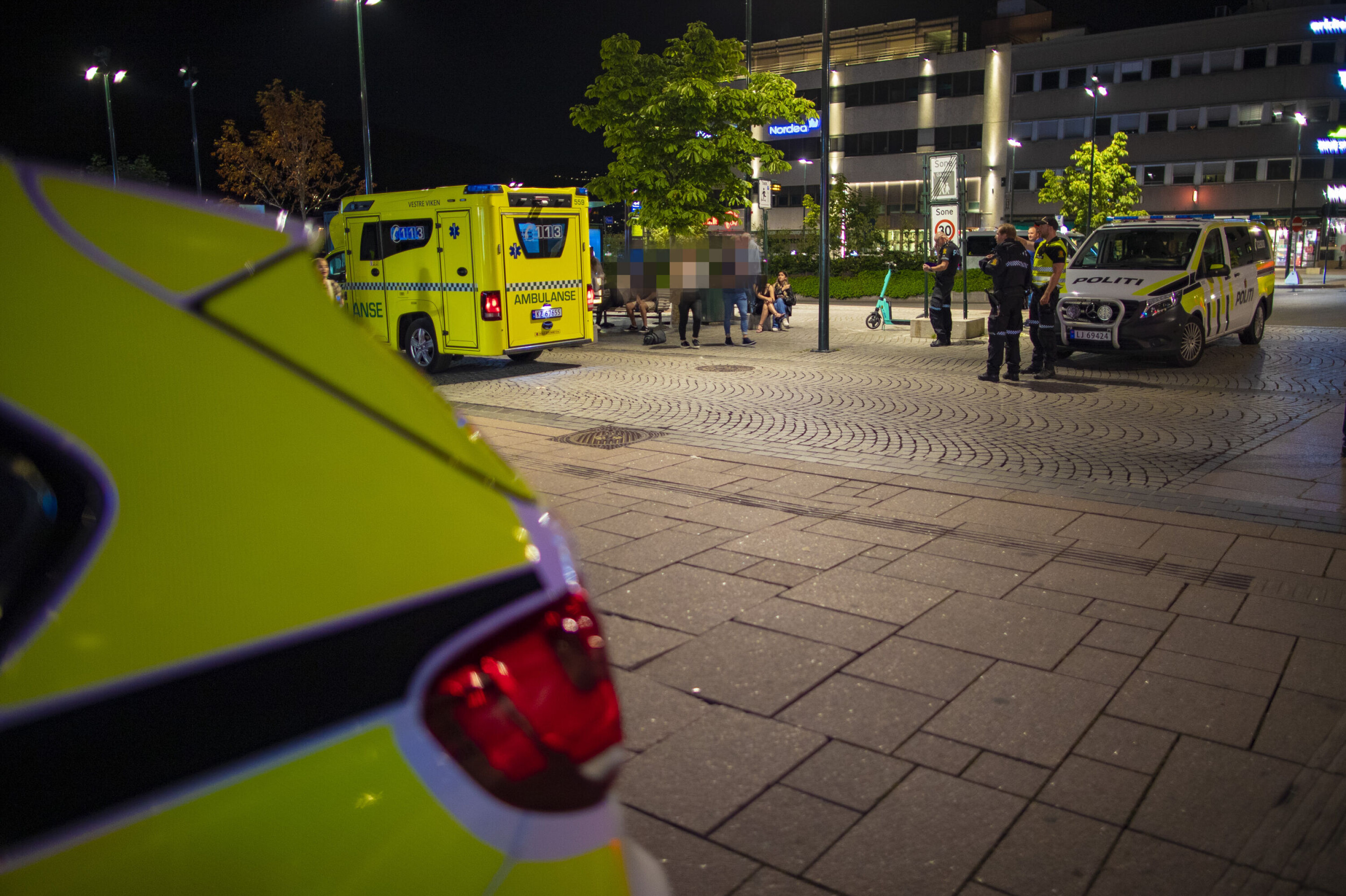 Blodig natt i sentrum med masseslagsmål på torget