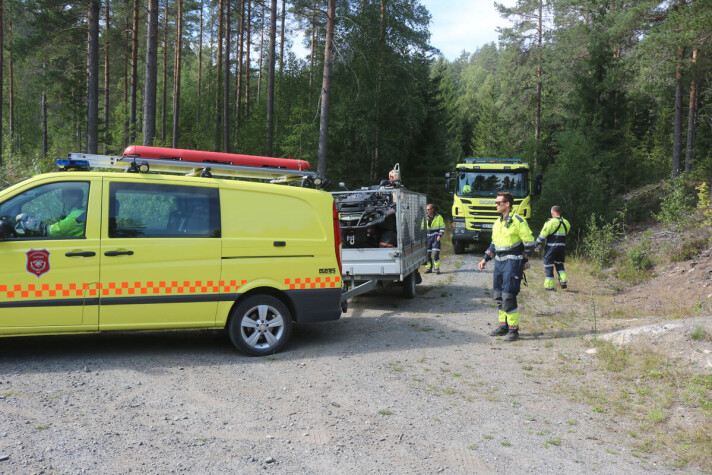 <span class=" italic" data-lab-italic_desktop="italic">Brannvesenet må bruke ATVer for å ta seg inn med alt utstyret sitt og har nå fått vannforsyning via pumper fra Hagatjern. Her er det nok vann til å slukke brannen</span> <span class=" italic" data-lab-italic_desktop="italic">Brannvesenet må bruke ATVer for å ta seg inn med alt utstyret sitt og har nå fått vannforsyning via pumper fra Hagatjern. Her er det nok vann til å slukke brannen</span>
