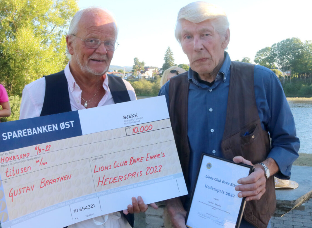 Gustav Braathen (t.h.) forsøkte å takke, men var rørt til tårer etter at han lørdag kveld mottok Lions Club Øvre Eikers Hederspris 2022 av Trygve Nilsen Gustav Braathen (t.h.) forsøkte å takke, men var rørt til tårer etter at han lørdag kveld mottok Lions Club Øvre Eikers Hederspris 2022 av Trygve Nilsen