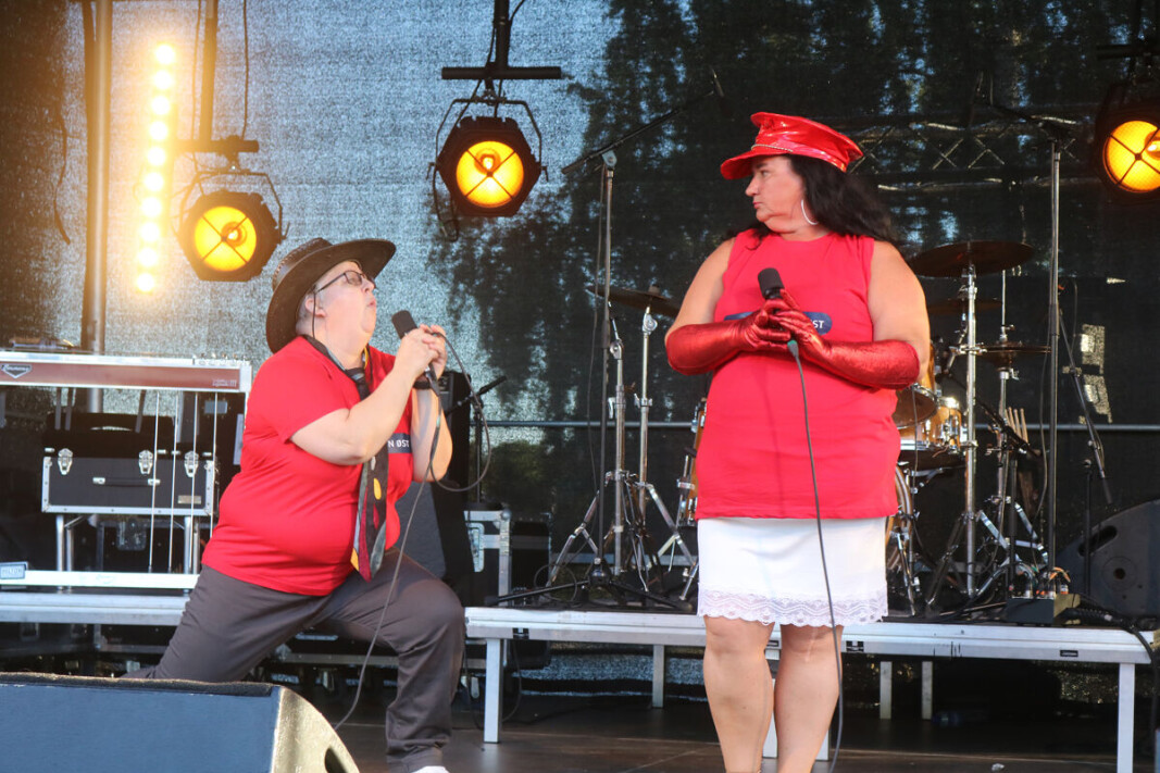 <span class=" italic" data-lab-italic_desktop="italic">Det røde koret var veldig lite i år, men gjorde det beste ut av det med show på scenen.</span> <span class=" italic" data-lab-italic_desktop="italic">Det røde koret var veldig lite i år, men gjorde det beste ut av det med show på scenen.</span>