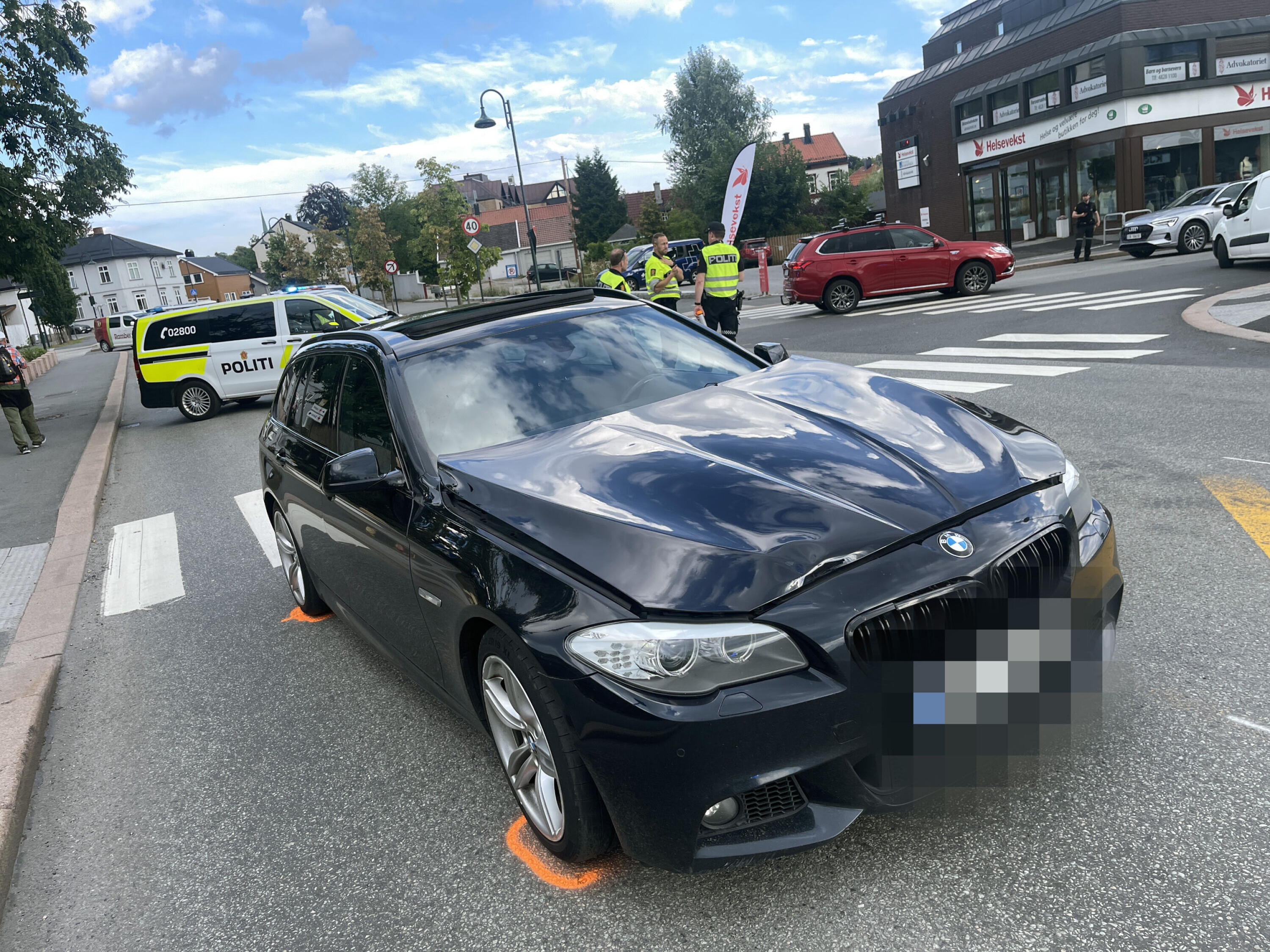 VITNER: Politiet ønsker kontakt med et bestemt vitne til hendelsen i Rosenkrantzgata onsdag ettermiddag. Bildet viser ulykkesbilen.