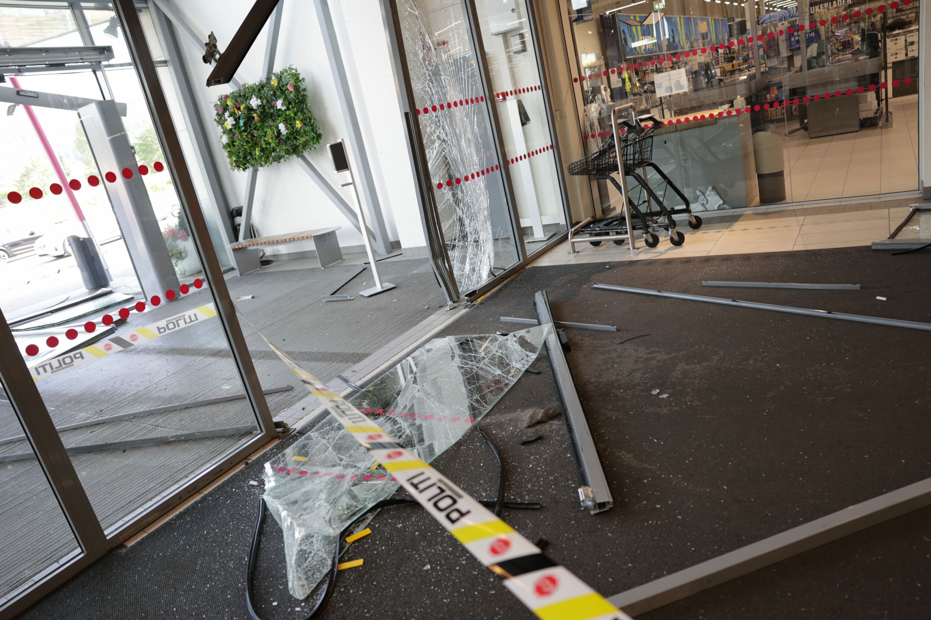 KNUST: Slik så det ut etter at tyvene knuste seg vei inn i senteret.