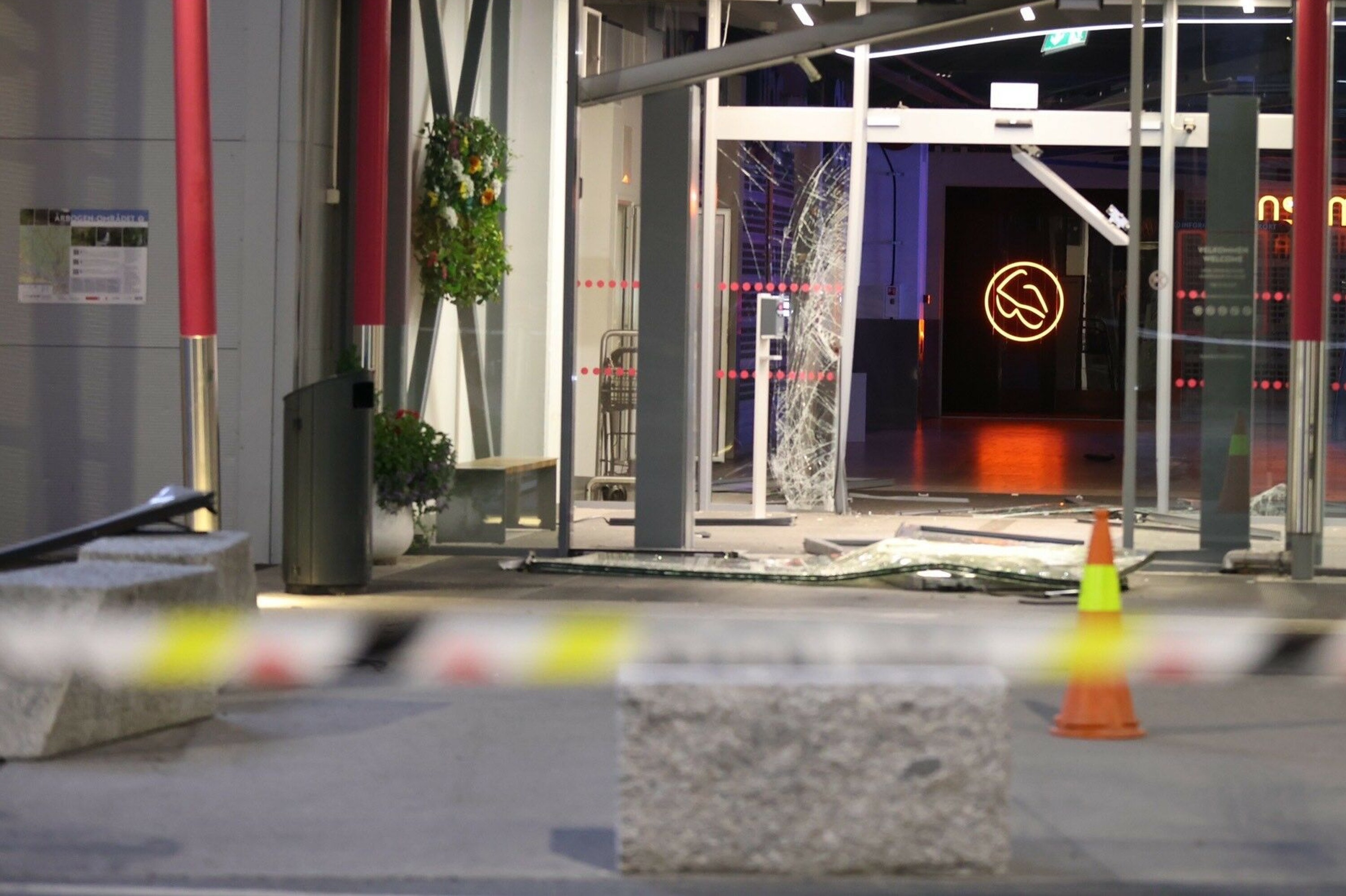 FYSISKE HINDRE: Granittblokkene utenfor hovedinngangen på Buskerud Storsenter har trolig blitt flyttet eller skjøvet ut av posisjon slik at bilen kunne passere.