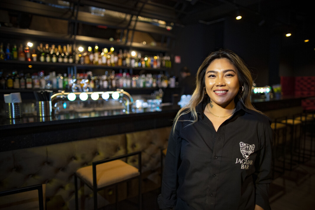KLARE FOR GJESTER: Barsjef Annalyn Carreon på «Jaguar Bar» fikk mange nysgjerrige besøkende innom fredag kveld. KLARE FOR GJESTER: Barsjef Annalyn Carreon på «Jaguar Bar» fikk mange nysgjerrige besøkende innom fredag kveld.