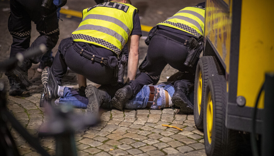FORSØKTE Å STIKKE AV: Denne mannen hadde utøvd vold mot en dørvakt, før politiet fikk kontroll på han. Deretter forsøkte han å stikke av før patruljen fikk håndjern på han, men kom ikke lenger enn nærmeste potetbod før han ble lagt kontant i bakken. FORSØKTE Å STIKKE AV: Denne mannen hadde utøvd vold mot en dørvakt, før politiet fikk kontroll på han. Deretter forsøkte han å stikke av før patruljen fikk håndjern på han, men kom ikke lenger enn nærmeste potetbod før han ble lagt kontant i bakken.