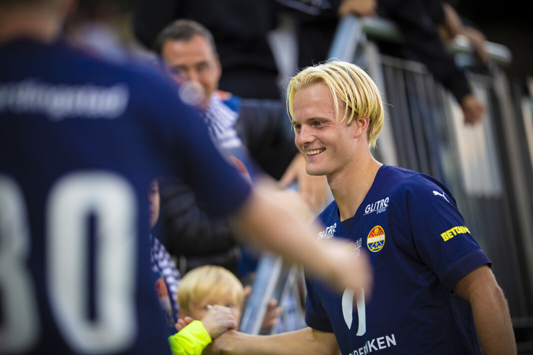 ALLEREDE PUBLIKUMSFAVORITT: Jonatan Braut Brunes tok seg god tid til å hilse på publikum etter debuten mot Jerv. Og både store og små fikk både håndtrykk og klemmer av lysluggen. ALLEREDE PUBLIKUMSFAVORITT: Jonatan Braut Brunes tok seg god tid til å hilse på publikum etter debuten mot Jerv. Og både store og små fikk både håndtrykk og klemmer av lysluggen.
