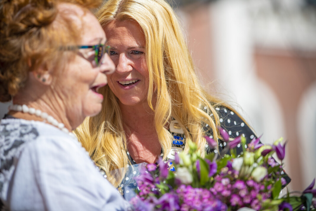 <span class=" italic" data-lab-italic_desktop="italic"><span class=" font-weight-bold" data-lab-font_weight_desktop="font-weight-bold">BLOMSTER: </span>Det ble nesten for meget for 82-åringen, med blomster, publikum og stor ståhei.</span> <span class=" italic" data-lab-italic_desktop="italic"><span class=" font-weight-bold" data-lab-font_weight_desktop="font-weight-bold">BLOMSTER: </span>Det ble nesten for meget for 82-åringen, med blomster, publikum og stor ståhei.</span>