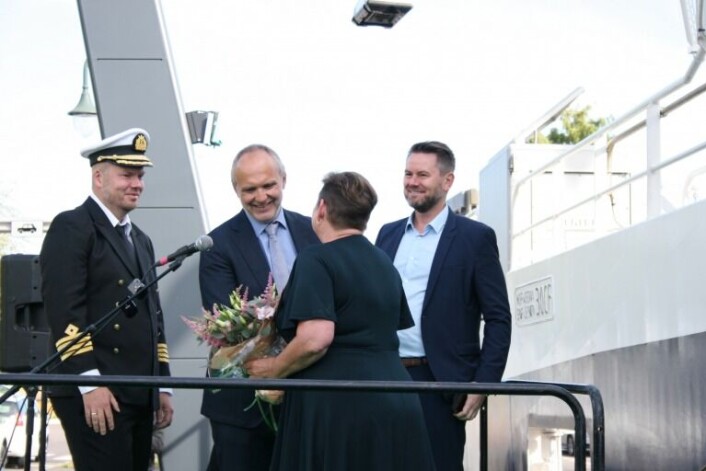 <span class=" italic" data-lab-italic_desktop="italic">På bilde f.v: skipsfører på MF Svelvik Wiggo Larsen, adm direktør i Bastø Fosen, Øyvind Lund, Gudmor og fylkesråd i Viken fylkeskommune, Siv Henriette Jacobsen og styreleder i Bastø Fosen, Stein Andre Herigstad-Olsen</span> <span class=" italic" data-lab-italic_desktop="italic">På bilde f.v: skipsfører på MF Svelvik Wiggo Larsen, adm direktør i Bastø Fosen, Øyvind Lund, Gudmor og fylkesråd i Viken fylkeskommune, Siv Henriette Jacobsen og styreleder i Bastø Fosen, Stein Andre Herigstad-Olsen</span>