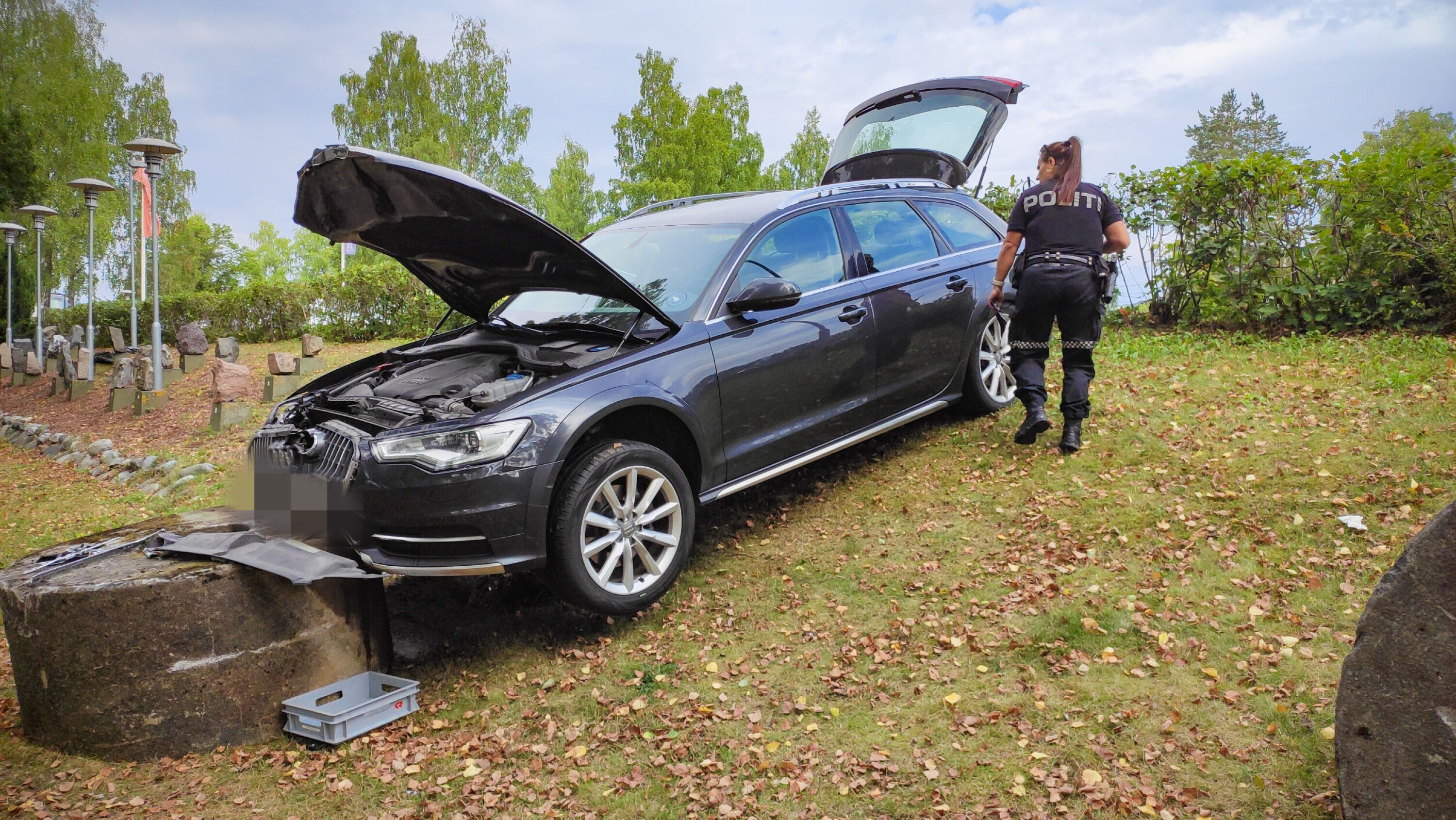 BOMMET PÅ PARKERINGEN: Denne ferden tok uante vendinger, først gjennom en hekk, og deretter opp på en møllestein ved Hokksund camping onsdag formiddag.