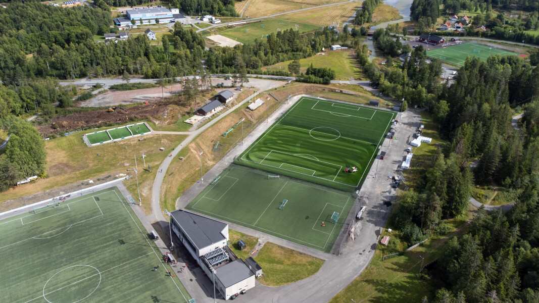 GRØNN OG FIN: I helga legges siste hånd på verket med prepping på den nye hovedbanen (øverst til høyre) før det er klart for åpning mandag. GRØNN OG FIN: I helga legges siste hånd på verket med prepping på den nye hovedbanen (øverst til høyre) før det er klart for åpning mandag.