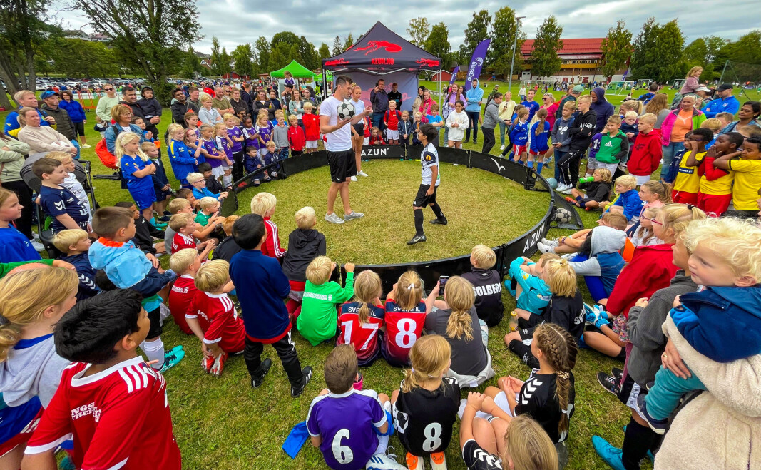 POPULÆRT: Hundrevis av barn i alderen 6-11 år fikk en god porsjon fotballglede på Åskollen, her er det triksemesteren Anders Solum og «Freestyle Emma» som underholdt publikum og lærte bort noen triks. POPULÆRT: Hundrevis av barn i alderen 6-11 år fikk en god porsjon fotballglede på Åskollen, her er det triksemesteren Anders Solum og «Freestyle Emma» som underholdt publikum og lærte bort noen triks.