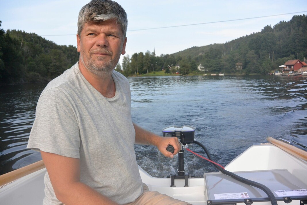 VED RORET: Ståle Sørensen sitter ved roret i en lokalt forankret, elektrisk båt-satsing med internasjonale vyer. På bildet sees en «Strømsø-jolle» med elektrisk utenbordsmotor som Sørensens selskap allerede leverer. VED RORET: Ståle Sørensen sitter ved roret i en lokalt forankret, elektrisk båt-satsing med internasjonale vyer. På bildet sees en «Strømsø-jolle» med elektrisk utenbordsmotor som Sørensens selskap allerede leverer.