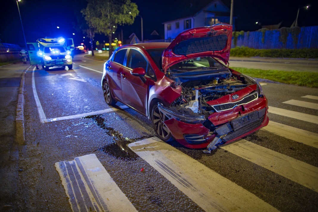 STORE SKADER: Denne Kia-en kjørte inn i en forankjørende bil bakfra, og airbagene løste ut. Mens denne nok blir vraket, var det mindre omfattende skader på den andre bilen. STORE SKADER: Denne Kia-en kjørte inn i en forankjørende bil bakfra, og airbagene løste ut. Mens denne nok blir vraket, var det mindre omfattende skader på den andre bilen.
