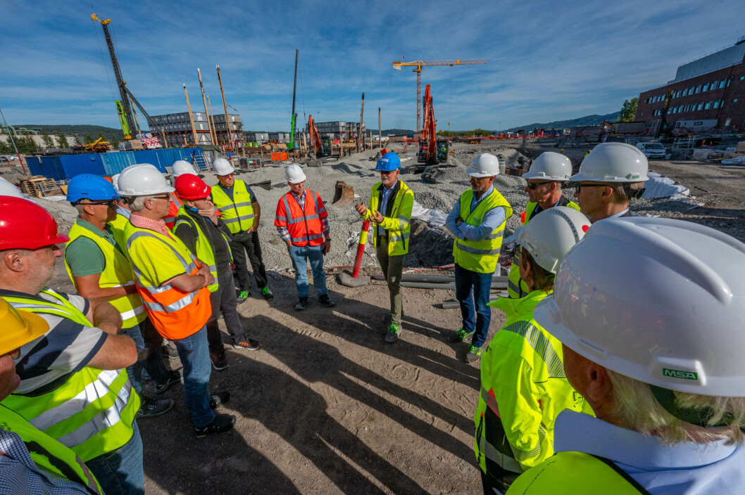 <span class=" italic" data-lab-italic_desktop="italic"><span class=" font-weight-bold" data-lab-font_weight_desktop="font-weight-bold">SIGHTSEEING:</span> Formannskapet i Drammen og Lier på omvisning på sykehustomta onsdag, med guide og prosjektdirektør Arnstein Hodne i spissen. </span> <span class=" italic" data-lab-italic_desktop="italic"><span class=" font-weight-bold" data-lab-font_weight_desktop="font-weight-bold">SIGHTSEEING:</span> Formannskapet i Drammen og Lier på omvisning på sykehustomta onsdag, med guide og prosjektdirektør Arnstein Hodne i spissen. </span>