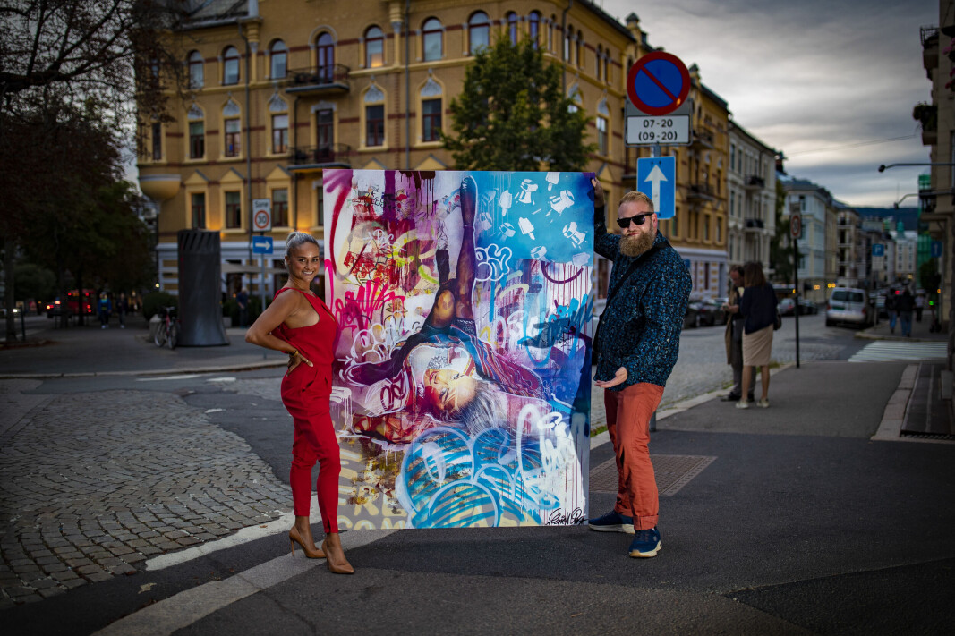 OMFAVNET AV KULTURELITEN: Eric Ness Christiansen (37) sammen Maria Voss (43) fra Drammen, som har vært modell for maleriene i utstillingen «18. mai». Maleriene pryder nå veggene hos Bølgen & Moi i Bygdøy Allé på Frogner. OMFAVNET AV KULTURELITEN: Eric Ness Christiansen (37) sammen Maria Voss (43) fra Drammen, som har vært modell for maleriene i utstillingen «18. mai». Maleriene pryder nå veggene hos Bølgen & Moi i Bygdøy Allé på Frogner.