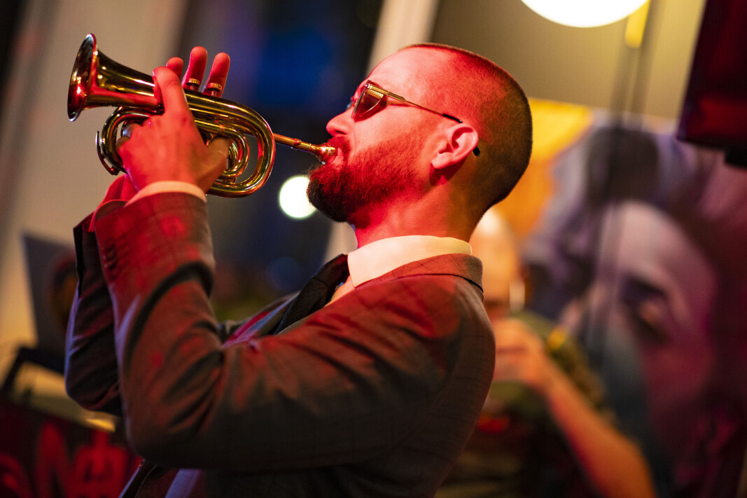 <span class=" italic" data-lab-italic_desktop="italic">Fredrik Eldøy fra Drammen kombinerer trompet med hiphop.</span> <span class=" italic" data-lab-italic_desktop="italic">Fredrik Eldøy fra Drammen kombinerer trompet med hiphop.</span>