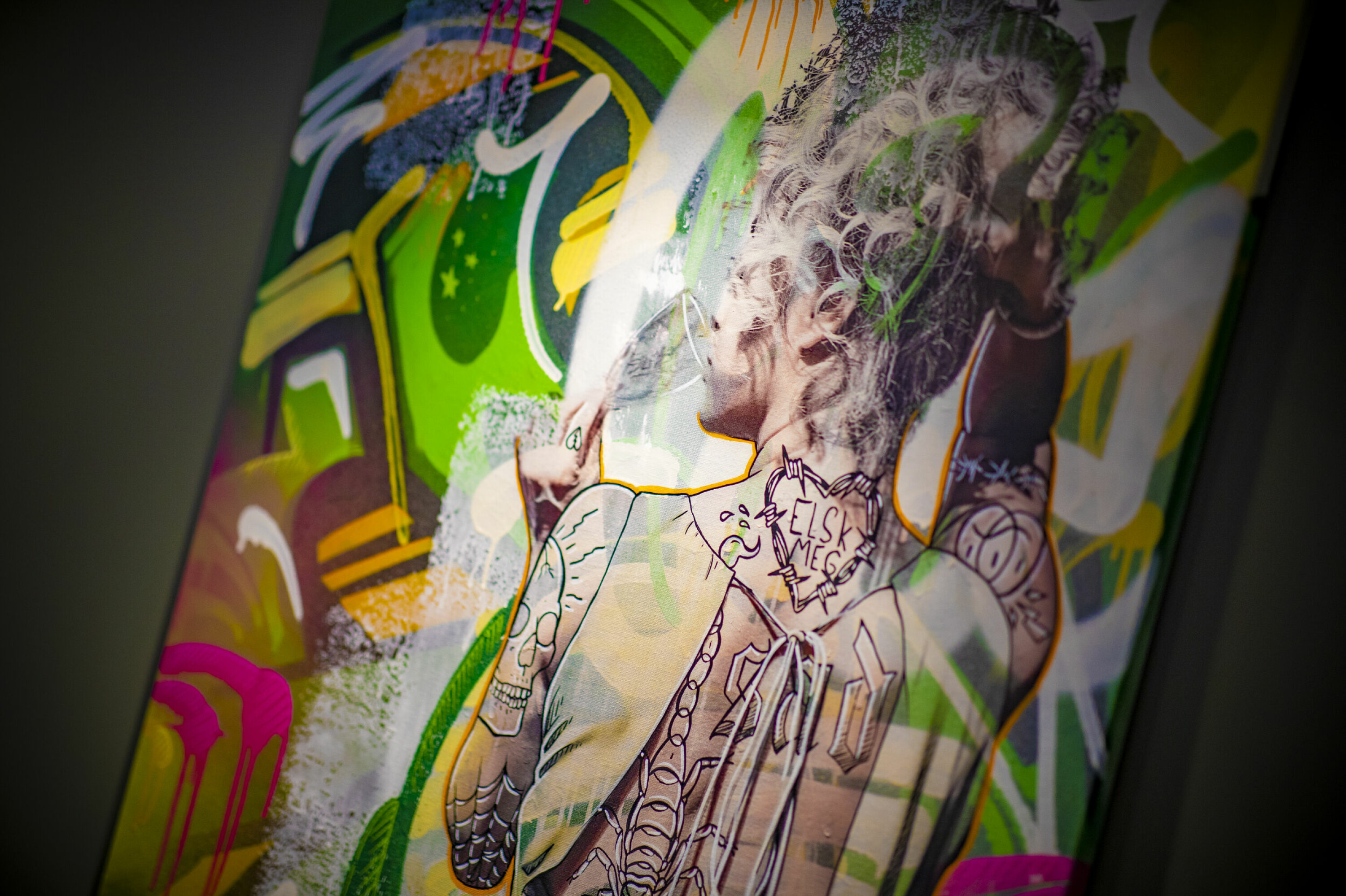 NY UTSTILLING: Et av de siste verkene til Eric Ness Christiansen, et fototrykk av Maria Voss dekorert med kunst fra tattooartisten Anders «Isso» Trondsen i tillegg til Christiansens graffiti-strek.