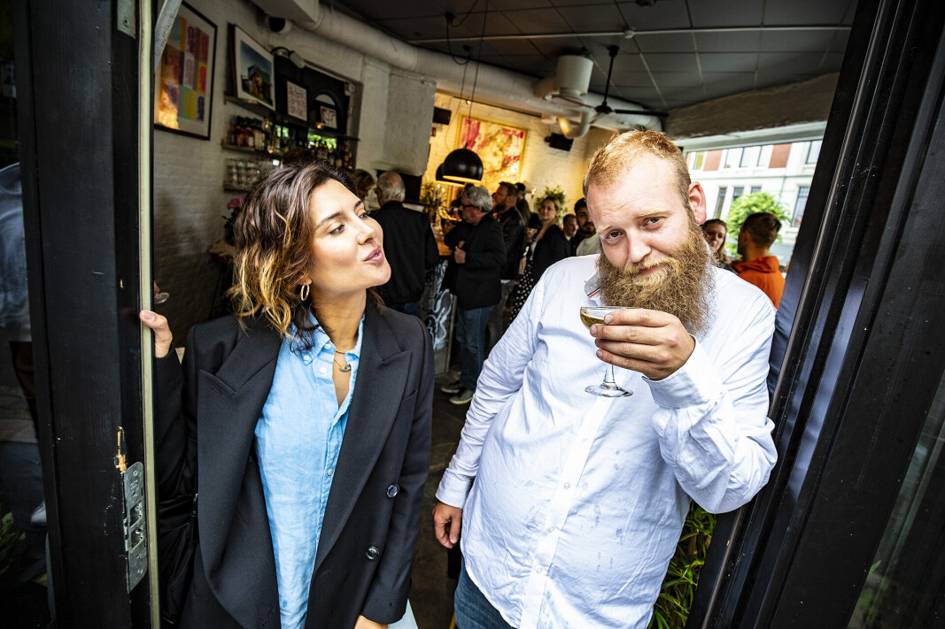 SKÅLET FOR NYETABLERING: Manager Dipali Gosain og Eric Ness Christiansen på Galleri Tiffany. SKÅLET FOR NYETABLERING: Manager Dipali Gosain og Eric Ness Christiansen på Galleri Tiffany.