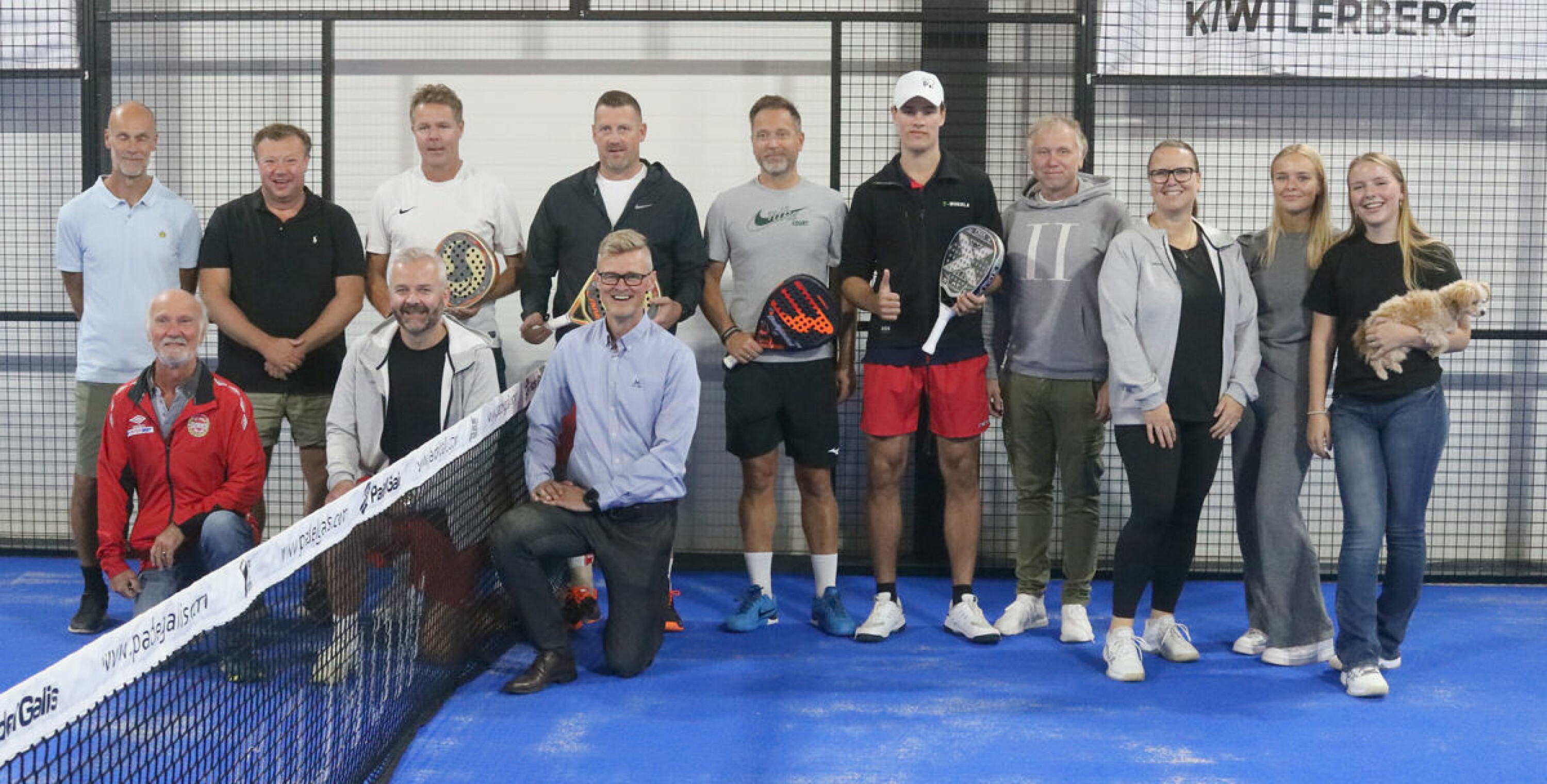 Alle sentrale personer for realiseringen av det nye tilbudet om padel-tennis i Hokksund og som var med på å lage stemning på åpningsdagen lørdag.