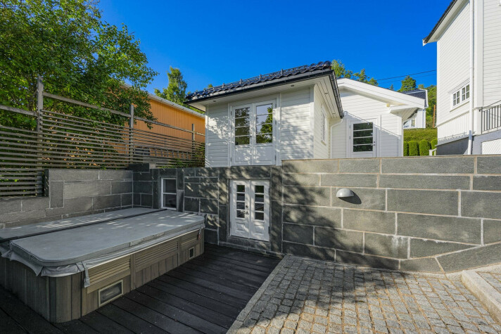 <span class=" italic" data-lab-italic_desktop="italic"><span class=" font-weight-bold" data-lab-font_weight_desktop="font-weight-bold">JACUZZI:</span> Om det ikke skulle friste med et bad utendørs, har boligen også boblebad i kjelleren.</span> <span class=" italic" data-lab-italic_desktop="italic"><span class=" font-weight-bold" data-lab-font_weight_desktop="font-weight-bold">JACUZZI:</span> Om det ikke skulle friste med et bad utendørs, har boligen også boblebad i kjelleren.</span>