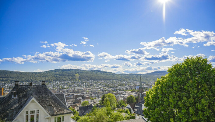 <span class=" italic" data-lab-italic_desktop="italic"><span class=" font-weight-bold" data-lab-font_weight_desktop="font-weight-bold">UTSIKT:</span> Panoramautsikt over Drammen sentrum</span> <span class=" italic" data-lab-italic_desktop="italic"><span class=" font-weight-bold" data-lab-font_weight_desktop="font-weight-bold">UTSIKT:</span> Panoramautsikt over Drammen sentrum</span>