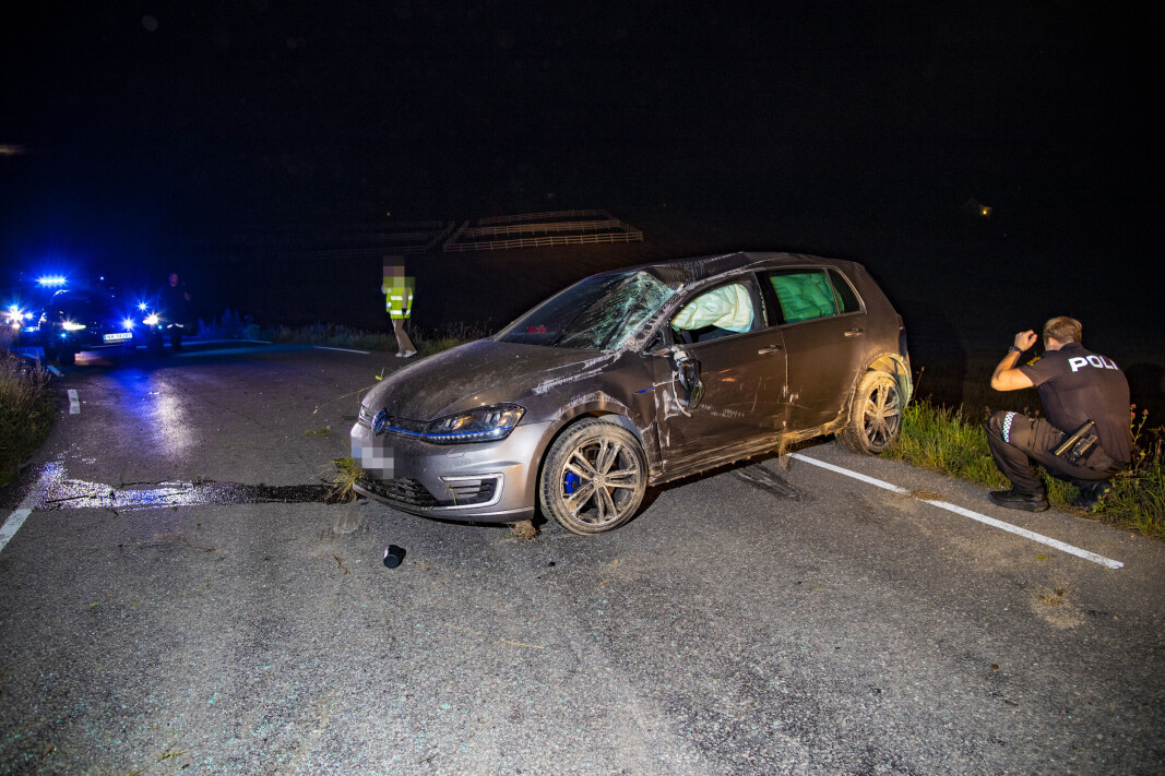 STORE SKADER: Bilen, en Golf GTE, er totalvrak etter rundvelten, men landet til slutt på alle fire midt i veibanen etter å ha vært nede i grøfta og gått rundt. STORE SKADER: Bilen, en Golf GTE, er totalvrak etter rundvelten, men landet til slutt på alle fire midt i veibanen etter å ha vært nede i grøfta og gått rundt.