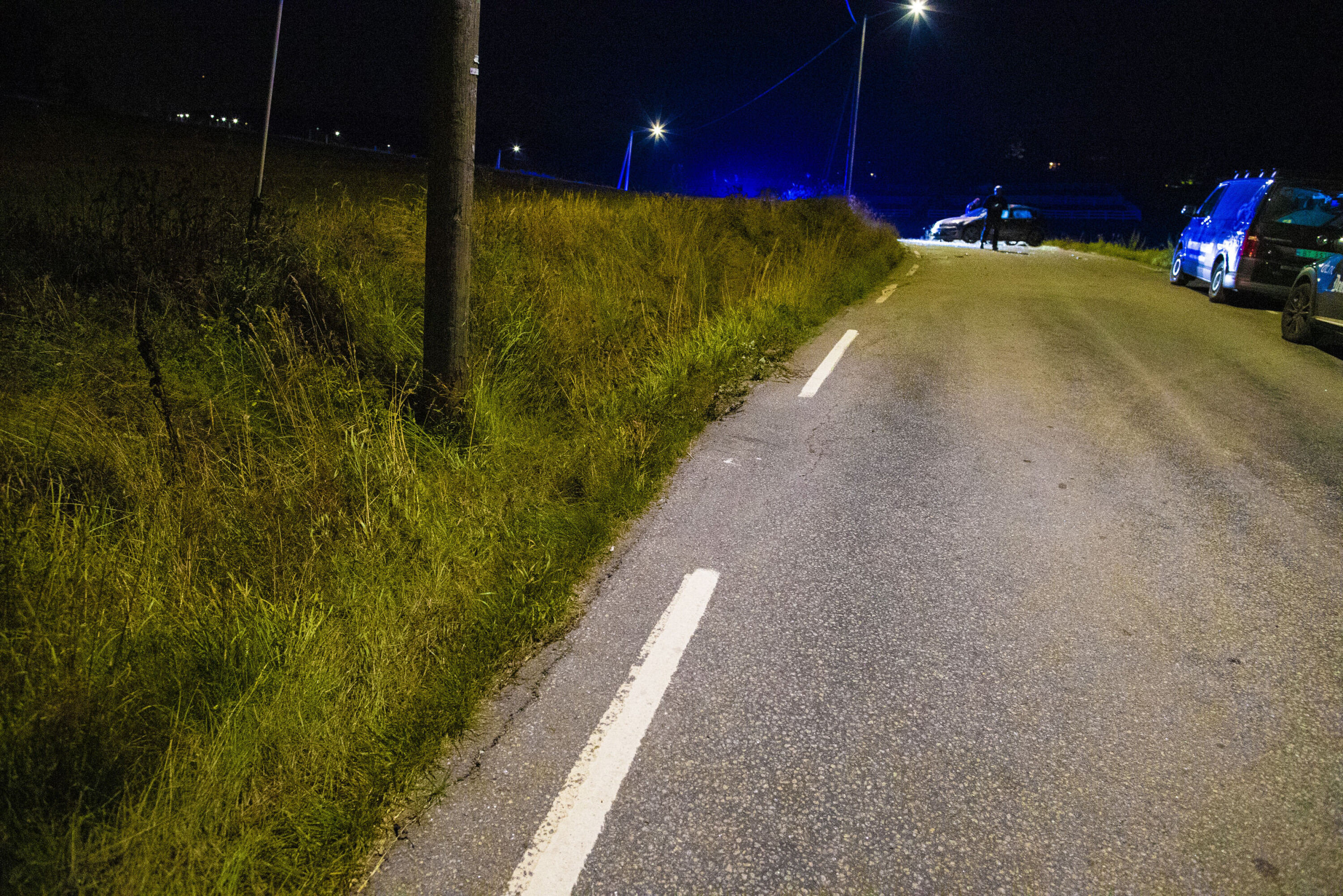 HER SKJEDDE DET: Like etter avkjøringen til Drammen golfbane retning Skoger, viser sporene på stedet at bilen havnet ut i grøfta, sneiet en lyktestolpe, vippet rundt og opp på veibanen igjen.
