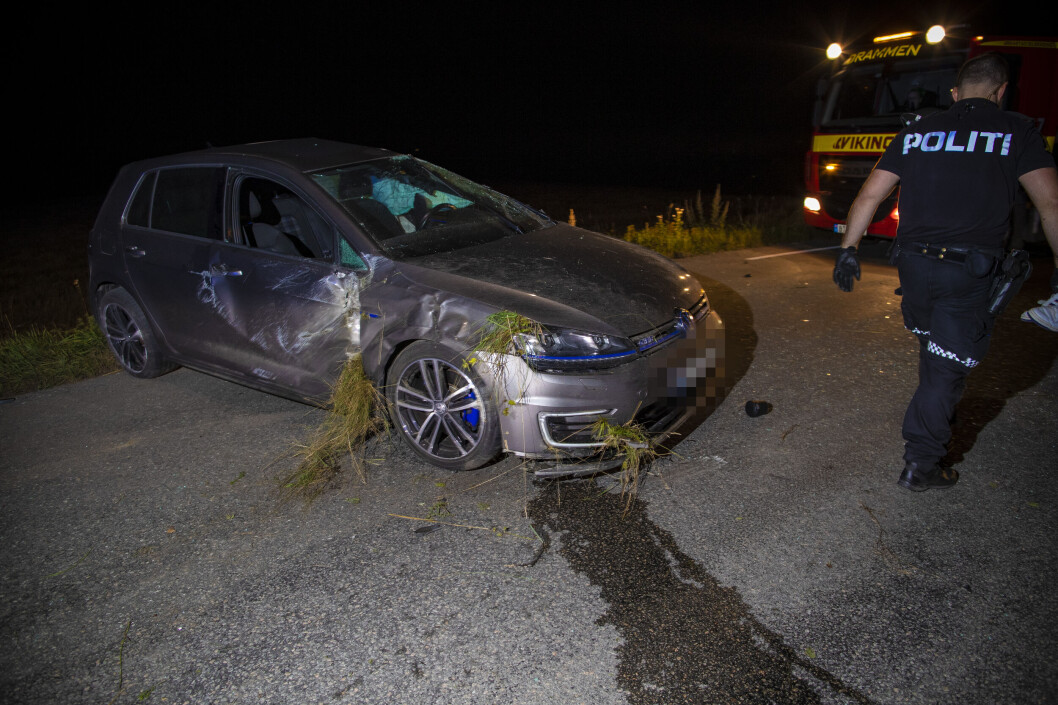 <span class=" italic" data-lab-italic_desktop="italic"><span class=" font-weight-bold" data-lab-font_weight_desktop="font-weight-bold">I GRØFTA:</span> Bilen fikk med seg en god fangst torv og grass i rundvelten før den til slutt landet oppe på veibanen igjen. Alle airbagene løste ut.</span> <span class=" italic" data-lab-italic_desktop="italic"><span class=" font-weight-bold" data-lab-font_weight_desktop="font-weight-bold">I GRØFTA:</span> Bilen fikk med seg en god fangst torv og grass i rundvelten før den til slutt landet oppe på veibanen igjen. Alle airbagene løste ut.</span>
