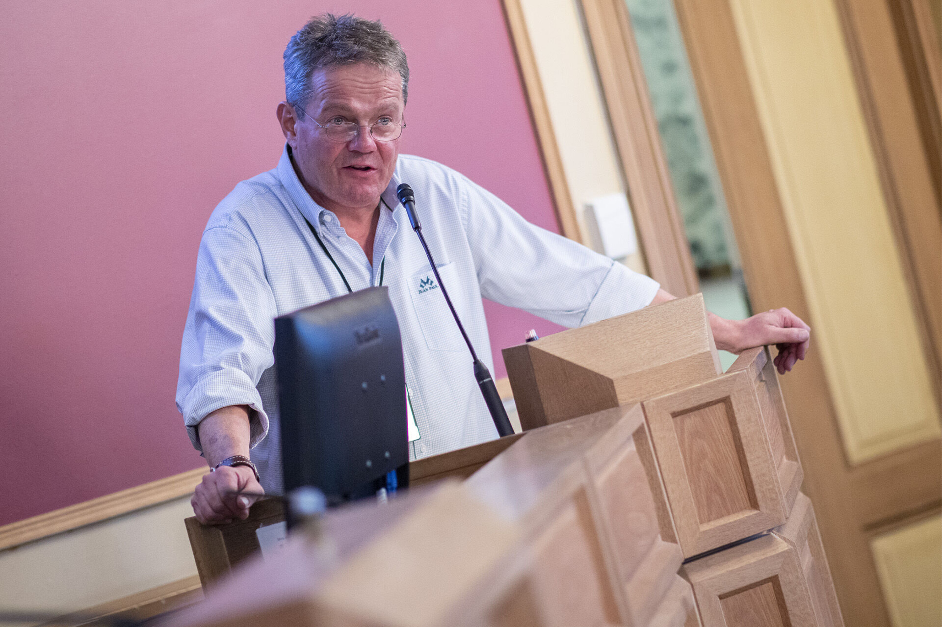 RENE ORD FOR PENGA: Frp's Ulf Erik Knudsen plasserte skapet nøyaktig der han mente det skulle stå etter at flertallet stemte ned et forslag alle var enige om at hadde «de beste intensjoner».