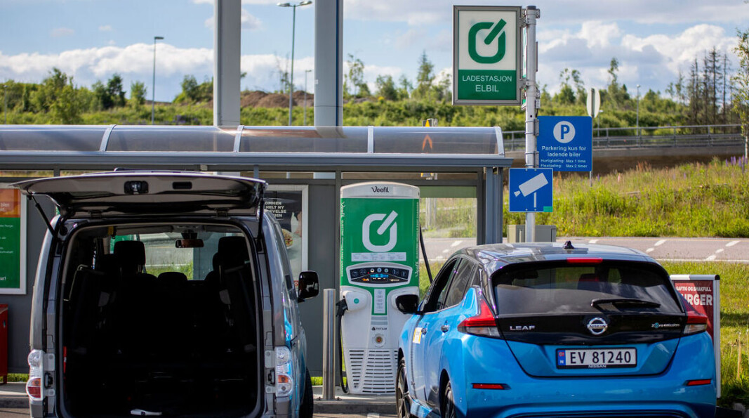 Du får ikke strøm raskere på batteriet ved en lynlader, dersom bilen din bare kan motta 50 kW. Dyrere blir det også. Du får ikke strøm raskere på batteriet ved en lynlader, dersom bilen din bare kan motta 50 kW. Dyrere blir det også.