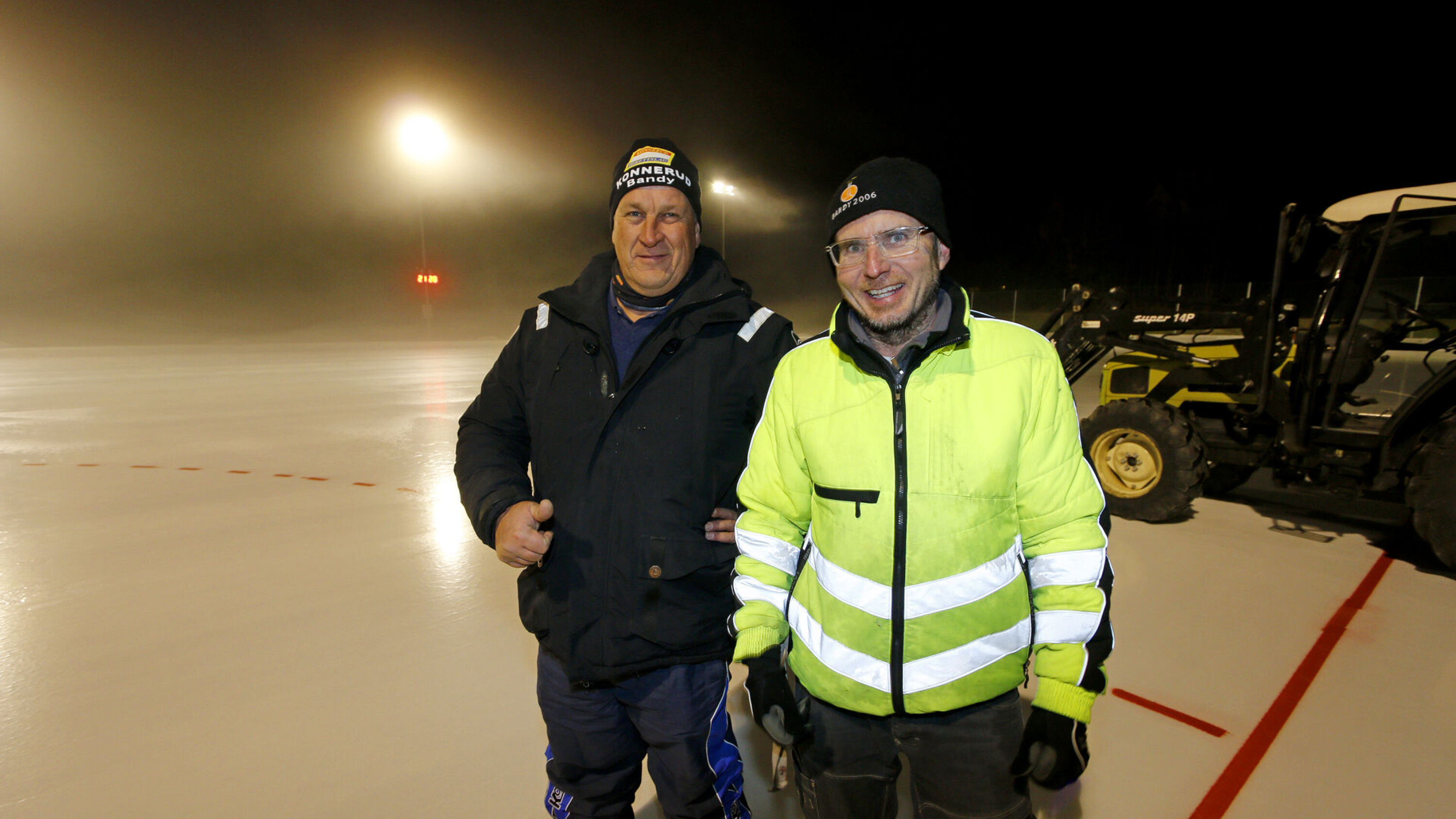 HISTORISK IS: Kjell Arne Hermansen i Konnerud Bandy og Thor Gundersen i Drammen kommune har sørget for å få isen klar på Konnerud.