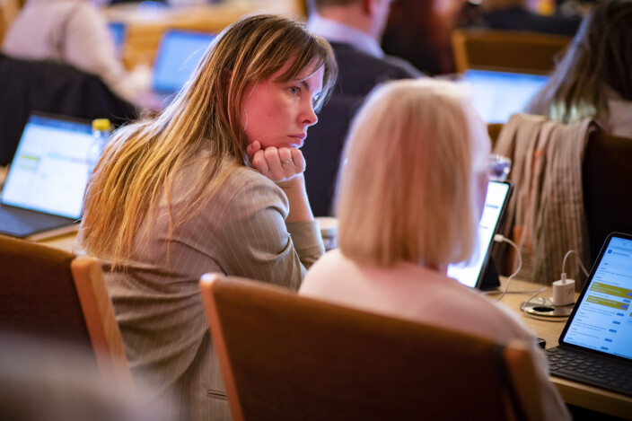 <span class=" italic" data-lab-italic_desktop="italic"><span class=" font-weight-bold" data-lab-font_weight_desktop="font-weight-bold">ORDKNAPP:</span> MDG's Cathrin Janøy har vært i en langvarig konflikt med Ståle Sørensen, og vil ikke uttale seg om saken.</span> <span class=" italic" data-lab-italic_desktop="italic"><span class=" font-weight-bold" data-lab-font_weight_desktop="font-weight-bold">ORDKNAPP:</span> MDG's Cathrin Janøy har vært i en langvarig konflikt med Ståle Sørensen, og vil ikke uttale seg om saken.</span>