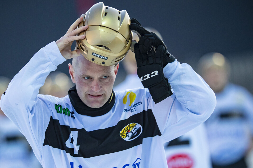 SPILLENDE TRENER: Solberg-legenden Thomas Moen gir seg ikke med bandy på toppnivå, her etter cupgullet i mars. SPILLENDE TRENER: Solberg-legenden Thomas Moen gir seg ikke med bandy på toppnivå, her etter cupgullet i mars.