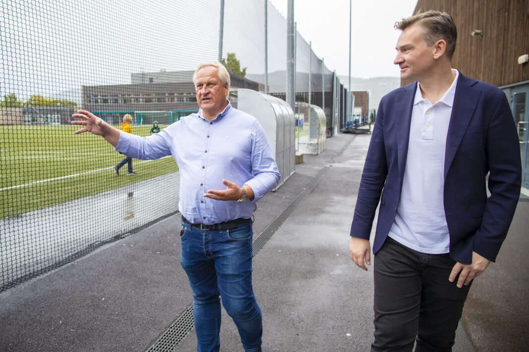 FORKLARTE «DRAMMENSMODELLEN»: Drammen Høyres ordførerkandidat Kjell Arne Hermansen viste Høyres 1. nestleder Henrik Asheim rundt på Øren, hvor Drammen ballklubb og Øren skole samarbeider om aktiviteter for både barn og eldre. FORKLARTE «DRAMMENSMODELLEN»: Drammen Høyres ordførerkandidat Kjell Arne Hermansen viste Høyres 1. nestleder Henrik Asheim rundt på Øren, hvor Drammen ballklubb og Øren skole samarbeider om aktiviteter for både barn og eldre.