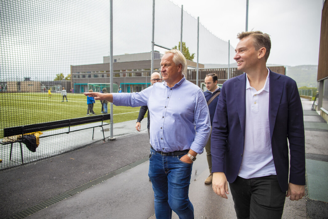 <span class=" italic" data-lab-italic_desktop="italic"><span class=" font-weight-bold" data-lab-font_weight_desktop="font-weight-bold">STORE INVESTERINGER: </span>Her er det investert 200 millioner i ny skole, idrettsanlegg og flerbrukshall, fortalte Kjell Arne Hermansen til Henrik Asheim.</span> <span class=" italic" data-lab-italic_desktop="italic"><span class=" font-weight-bold" data-lab-font_weight_desktop="font-weight-bold">STORE INVESTERINGER: </span>Her er det investert 200 millioner i ny skole, idrettsanlegg og flerbrukshall, fortalte Kjell Arne Hermansen til Henrik Asheim.</span>