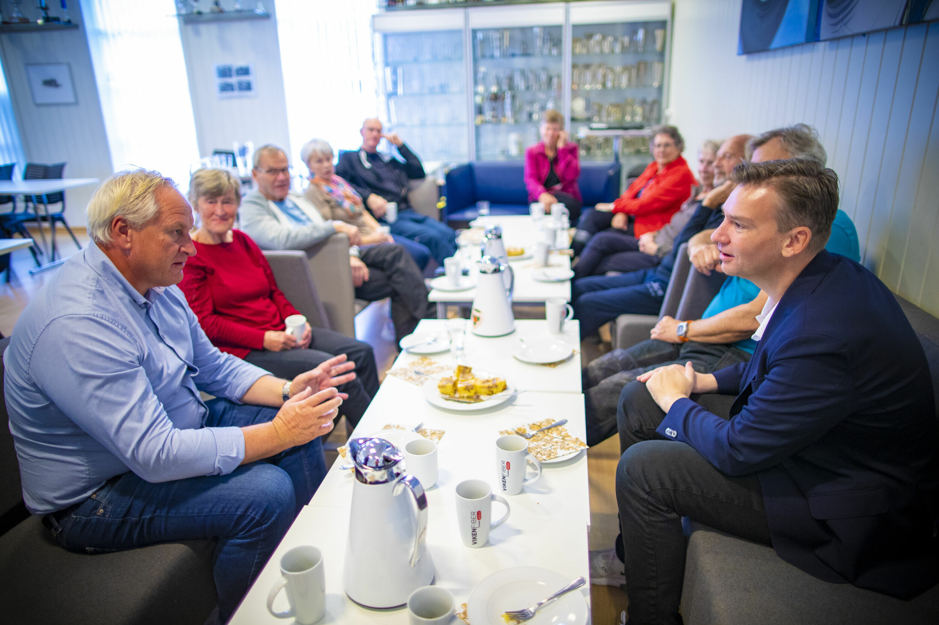 EN KAFFETÅR: Etter omvisning fikk Høyre-delegasjonen høre gode historier og erfaringer fra gjengen som deltar i treningsprogrammet «60+».