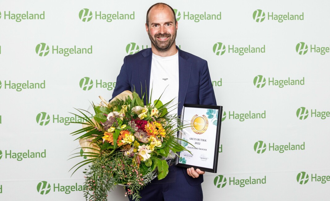 Daglig leder Kristoffer Kjellevold fra Hageland Skoger strålte da hans butikk ble utropt til Årets butikk i 2022. Daglig leder Kristoffer Kjellevold fra Hageland Skoger strålte da hans butikk ble utropt til Årets butikk i 2022.