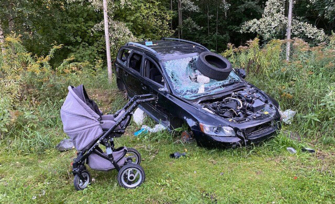 Denne bilen har stått på den gamle ligningskontor-tomta en stund, men nå har det kommet en barnevogn og mer søppel. EEU skal rydde opp. Denne bilen har stått på den gamle ligningskontor-tomta en stund, men nå har det kommet en barnevogn og mer søppel. EEU skal rydde opp.